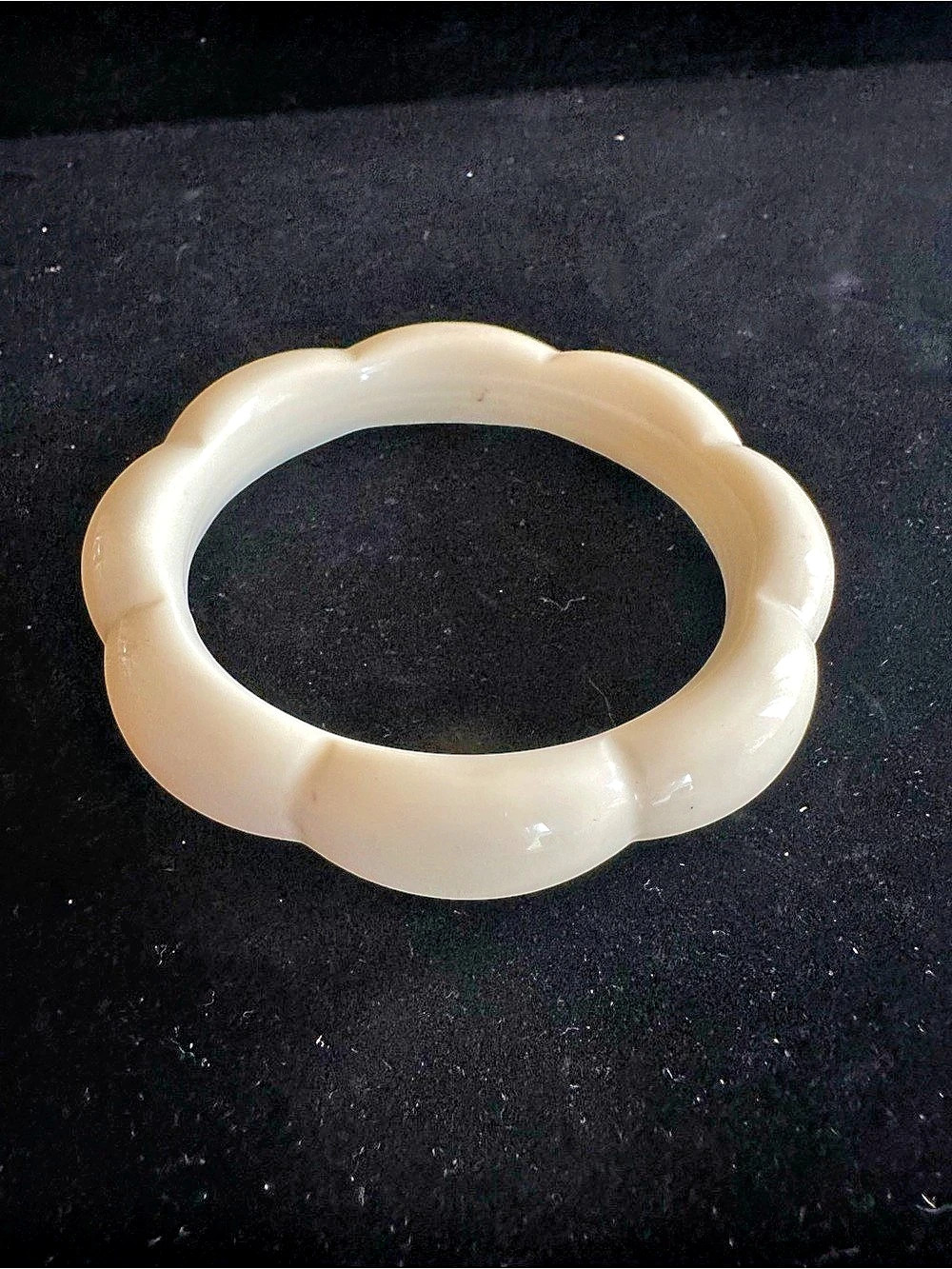 Vintage Ivory Lucite Scalloped Bangle Bracelet 60s 70s Pristine Vintage